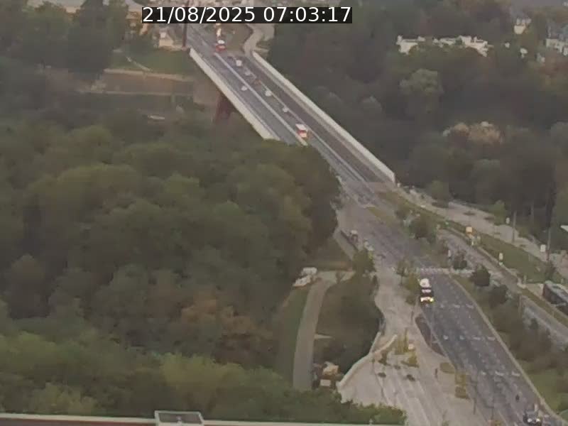 <h2>Webcam sur l'avenue John Fitzgerald Kennedy (N51) avec vue sur le Pont rouge (Pont Grande Duchesse Charlotte), l'arrêt Pfaffenthal et l'entrée du quartier Kirchberg</h2>