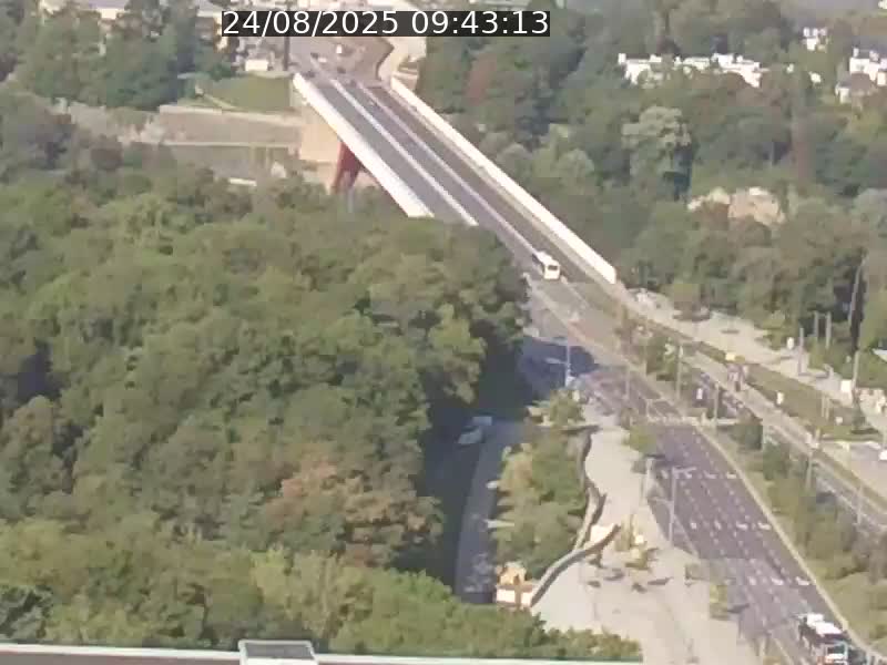 <h2>Webcam sur l'avenue John Fitzgerald Kennedy (N51) avec vue sur le Pont rouge (Pont Grande Duchesse Charlotte), l'arrêt Pfaffenthal et l'entrée du quartier Kirchberg</h2>