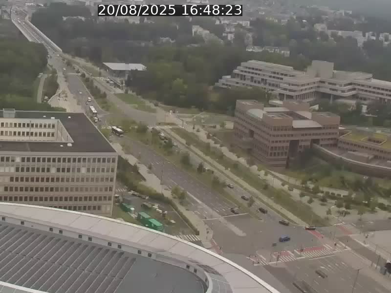 Webcam sur l'avenue John Fitzgerald Kennedy (N51) avec vue sur le Pont rouge (Pont Grande Duchesse Charlotte), l'arrêt Pfaffenthal et l'entrée du quartier Kirchberg