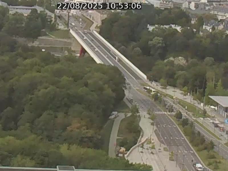 <h2>Webcam sur l'avenue John Fitzgerald Kennedy (N51) avec vue sur le Pont rouge (Pont Grande Duchesse Charlotte), l'arrêt Pfaffenthal et l'entrée du quartier Kirchberg</h2>
