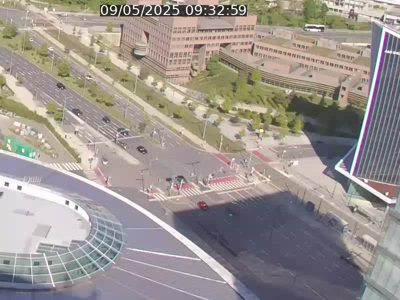 Webcam sur l'avenue John Fitzgerald Kennedy (N51) avec vue sur le Pont rouge (Pont Grande Duchesse Charlotte), l'arrêt Pfaffenthal et l'entrée du quartier Kirchberg