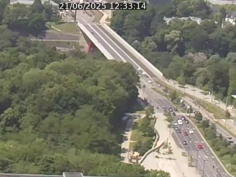 Webcam sur l'avenue John Fitzgerald Kennedy (N51) avec vue sur le Pont rouge (Pont Grande Duchesse Charlotte), l'arrêt Pfaffenthal et l'entrée du quartier Kirchberg