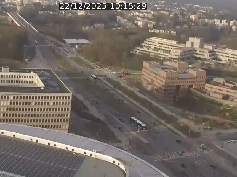 <h2>Webcam sur l'avenue John Fitzgerald Kennedy (N51) avec vue sur le Pont rouge (Pont Grande Duchesse Charlotte), l'arrêt Pfaffenthal et l'entrée du quartier Kirchberg</h2>