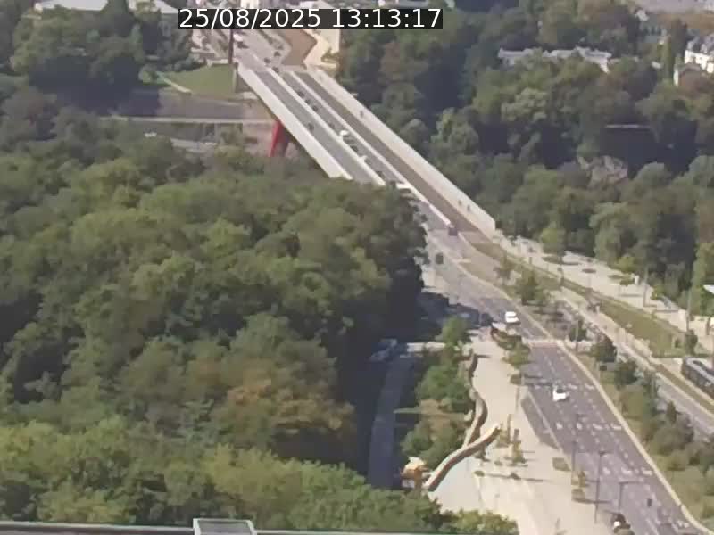 <h2>Webcam sur l'avenue John Fitzgerald Kennedy (N51) avec vue sur le Pont rouge (Pont Grande Duchesse Charlotte), l'arrêt Pfaffenthal et l'entrée du quartier Kirchberg</h2>