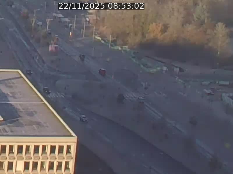 <h2>Webcam sur l'avenue John Fitzgerald Kennedy (N51) avec vue sur le Pont rouge (Pont Grande Duchesse Charlotte), l'arrêt Pfaffenthal et l'entrée du quartier Kirchberg</h2>