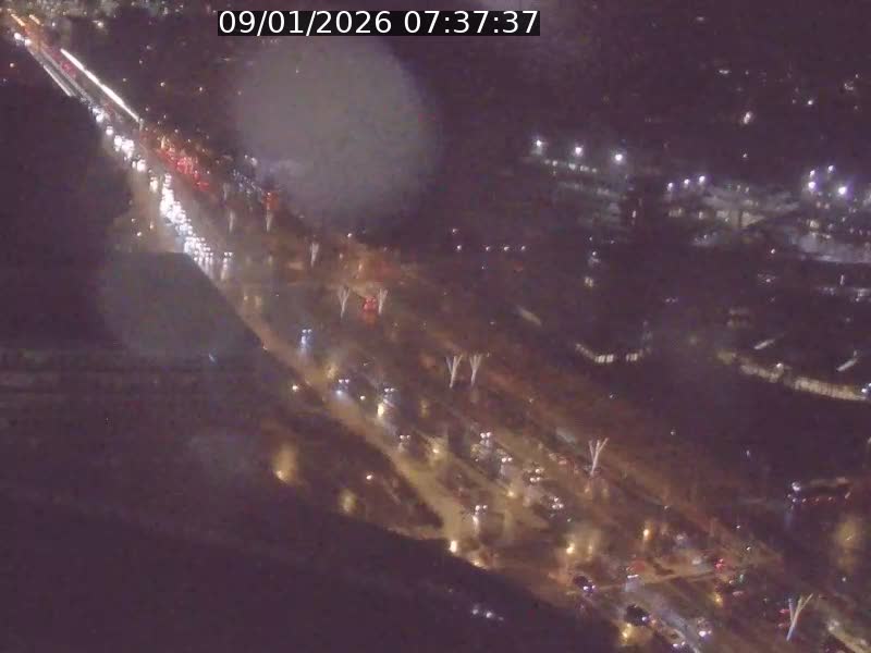 <h2>Webcam sur l'avenue John Fitzgerald Kennedy (N51) avec vue sur le Pont rouge (Pont Grande Duchesse Charlotte), l'arrêt Pfaffenthal et l'entrée du quartier Kirchberg</h2>