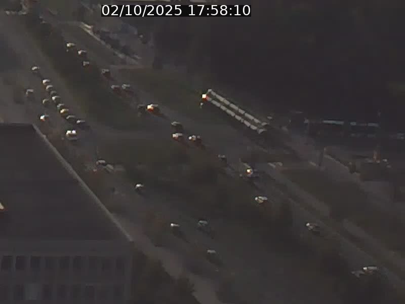 <h2>Webcam sur l'avenue John Fitzgerald Kennedy (N51) avec vue sur le Pont rouge (Pont Grande Duchesse Charlotte), l'arrêt Pfaffenthal et l'entrée du quartier Kirchberg</h2>