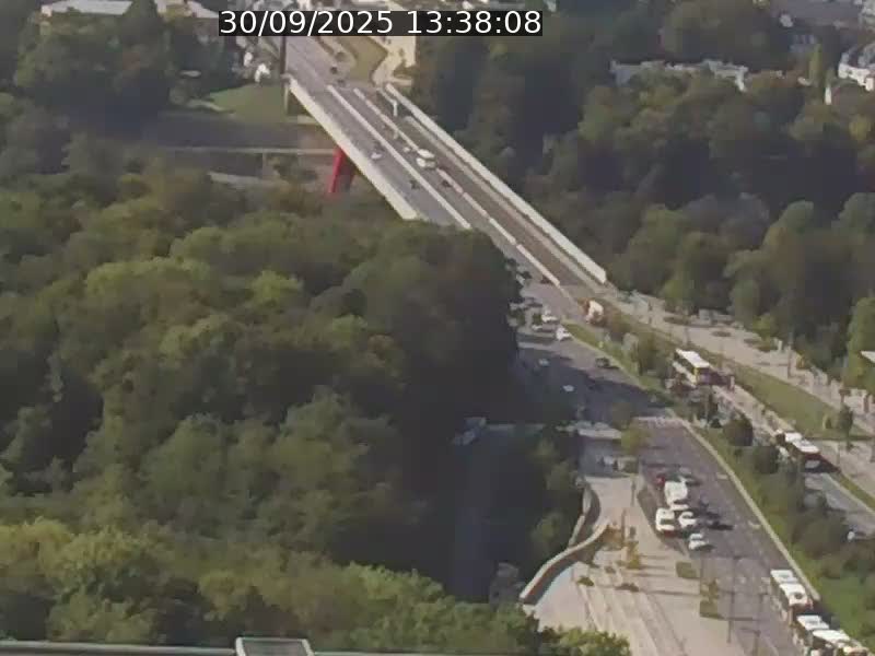 <h2>Webcam sur l'avenue John Fitzgerald Kennedy (N51) avec vue sur le Pont rouge (Pont Grande Duchesse Charlotte), l'arrêt Pfaffenthal et l'entrée du quartier Kirchberg</h2>