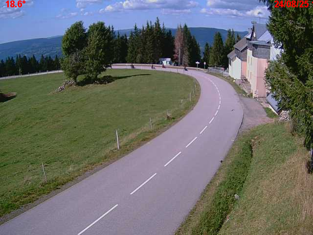 Webcam en haut du col du Ballon d'Alsace sur la D465 à 1075 mètres d'altitude dans les Vosges