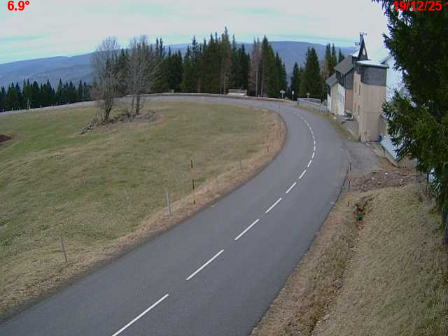 Webcam en haut du col du Ballon d'Alsace sur la D465 à 1075 mètres d'altitude dans les Vosges