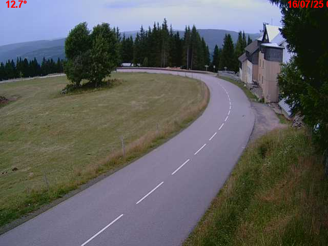 Webcam en haut du col du Ballon d'Alsace sur la D465 à 1075 mètres d'altitude dans les Vosges