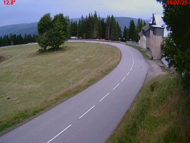 Webcam en haut du col du Ballon d'Alsace sur la D465 à 1075 mètres d'altitude dans les Vosges