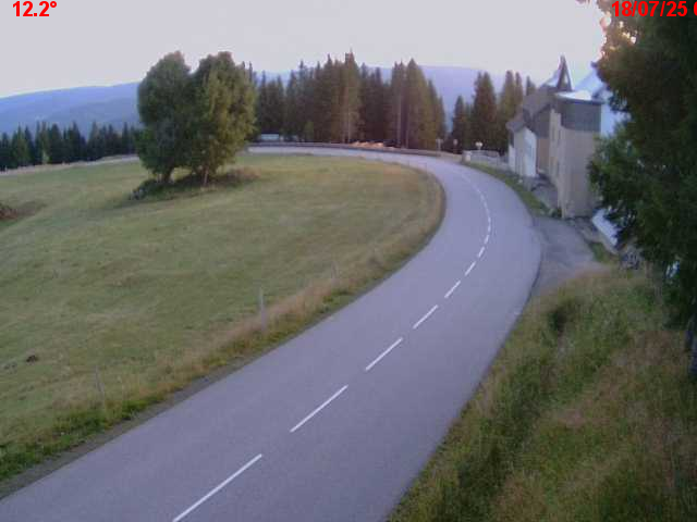 Webcam en haut du col du Ballon d'Alsace sur la D465 à 1075 mètres d'altitude dans les Vosges