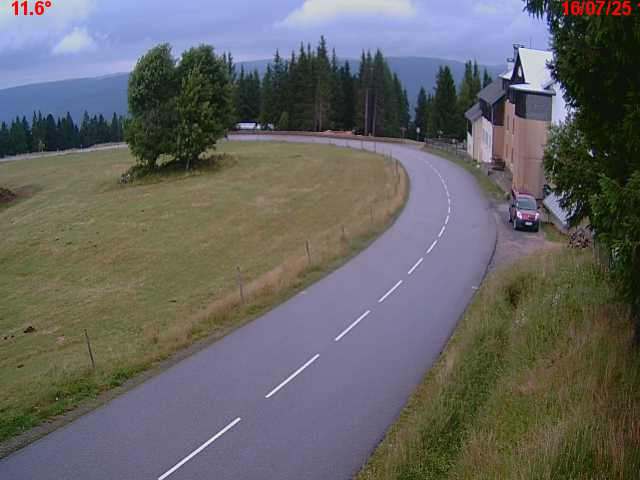 Webcam en haut du col du Ballon d'Alsace sur la D465 à 1075 mètres d'altitude dans les Vosges