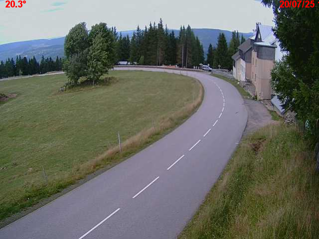 Webcam en haut du col du Ballon d'Alsace sur la D465 à 1075 mètres d'altitude dans les Vosges
