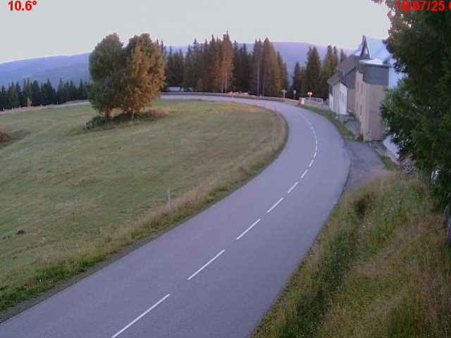 Webcam en haut du col du Ballon d'Alsace sur la D465 à 1075 mètres d'altitude dans les Vosges