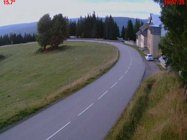 Webcam en haut du col du Ballon d'Alsace sur la D465 à 1075 mètres d'altitude dans les Vosges