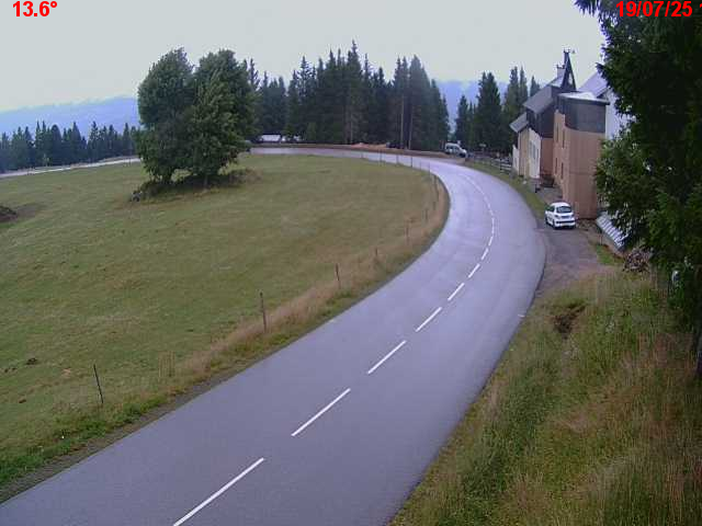 Webcam en haut du col du Ballon d'Alsace sur la D465 à 1075 mètres d'altitude dans les Vosges