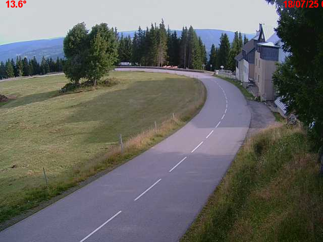 Webcam en haut du col du Ballon d'Alsace sur la D465 à 1075 mètres d'altitude dans les Vosges