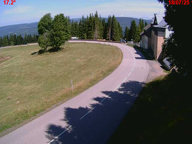 Webcam en haut du col du Ballon d'Alsace sur la D465 à 1075 mètres d'altitude dans les Vosges