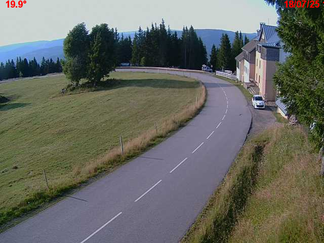 Webcam en haut du col du Ballon d'Alsace sur la D465 à 1075 mètres d'altitude dans les Vosges