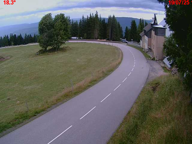 Webcam en haut du col du Ballon d'Alsace sur la D465 à 1075 mètres d'altitude dans les Vosges