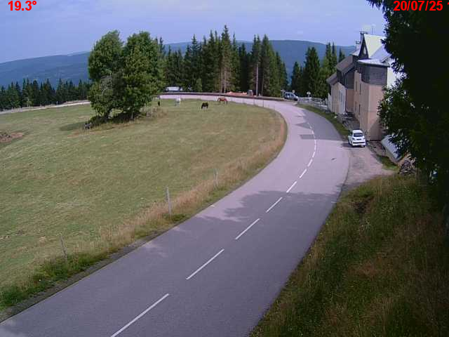 Webcam en haut du col du Ballon d'Alsace sur la D465 à 1075 mètres d'altitude dans les Vosges