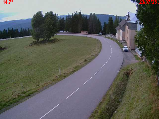 Webcam en haut du col du Ballon d'Alsace sur la D465 à 1075 mètres d'altitude dans les Vosges