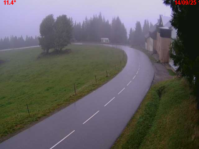 Webcam en haut du col du Ballon d'Alsace sur la D465 à 1075 mètres d'altitude dans les Vosges
