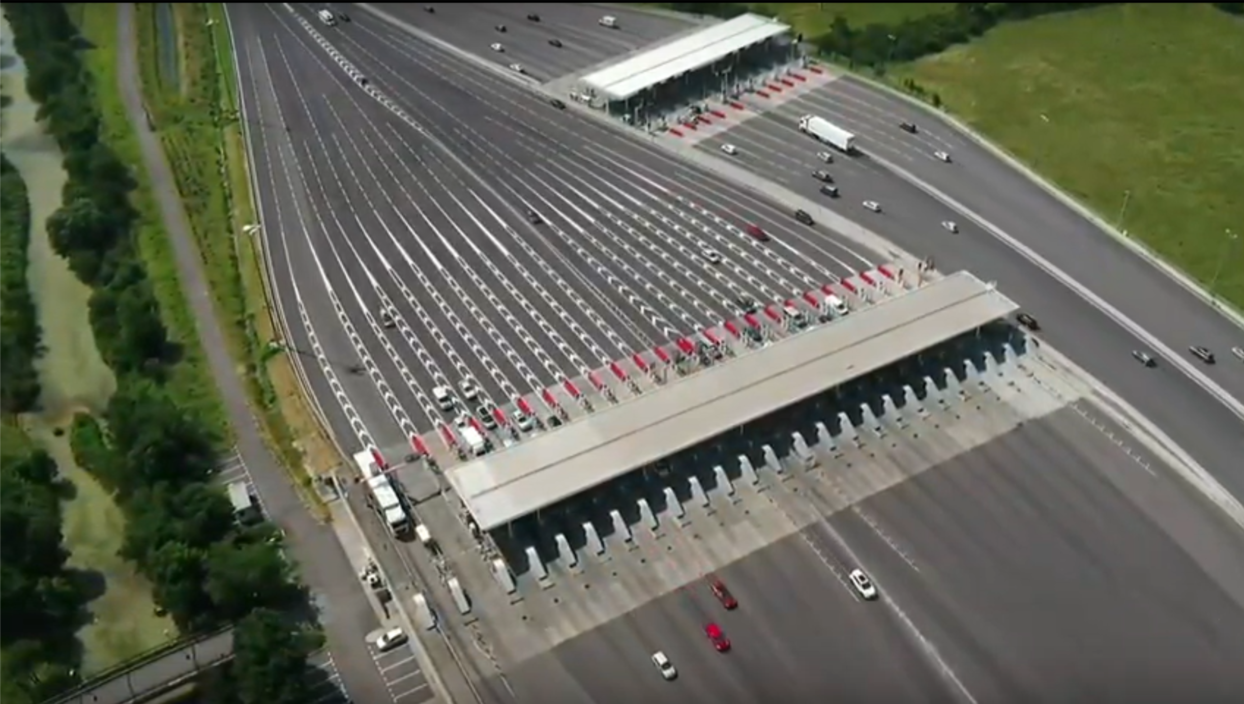 <h2>Drone en direct du péage de Toulouse-Sud à la jonction de l'A61 et l'A620</h2>
